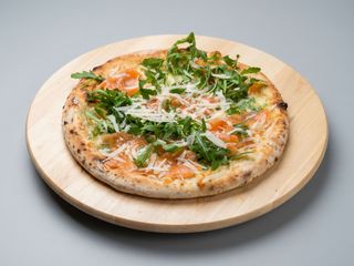 Salmone rucola scaglie di parmigiano e mozzarella