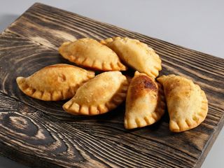 Classiche Empanadas con pollo campero brasato e salsa