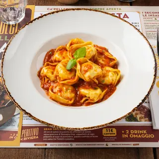Cappelletti al sugo di pomodoro e basilico