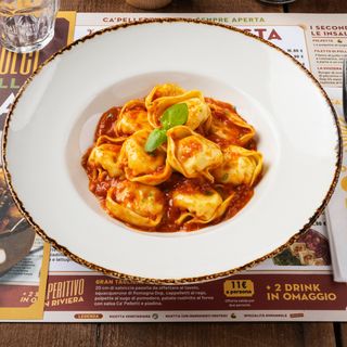 Cappelletti al sugo di pomodoro e basilico