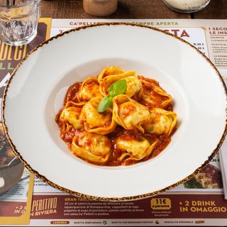 Cappelletti al sugo di pomodoro e basilico