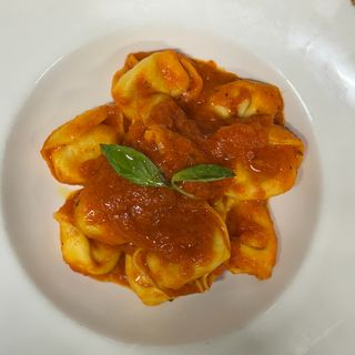 Cappelletti al sugo di pomodoro e basilico
