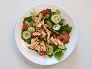 INSALATONA CON PETTO DI POLLO ALLA PIASTRA