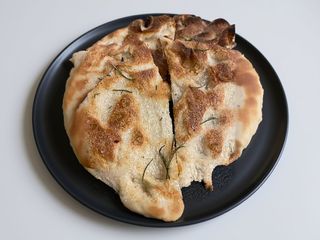 PINSA CON ROSMARINO,SALE E OLIO 