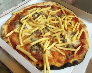 Pizza kebab con patatine