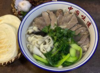 Tagliatelle a coltello con zuppa di agnello