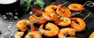 Spiedini di gamberi alla piastra