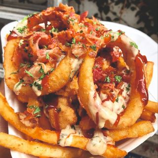 Patate fritte , anelli di cipolla, speck