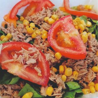 Salata con Tonno, cipolle, pomodoro, mais