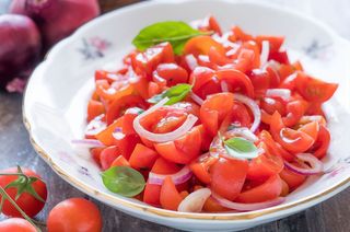 Insalata di pomodorini e cipolla rossa alla siciliana