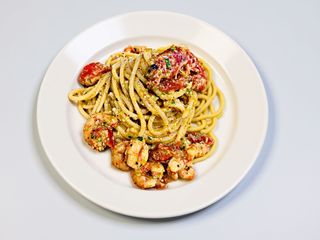Pasta fresca con gambero, pesto di pistacchio e pomodoro ciliegino
