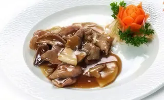 214 Vitello con funghi e bambu