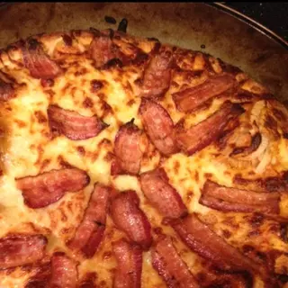 PIZZA CON MOZZARELLA, BACON, WURSTEL E POMODORO