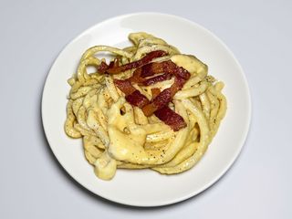 Mezzamanica  alla carbonara con guanciale groccante 