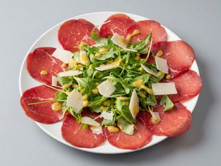 Bresaola, rucola e scaglie di grana