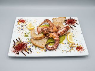 Polipo alla piastra su vellutata di piselli