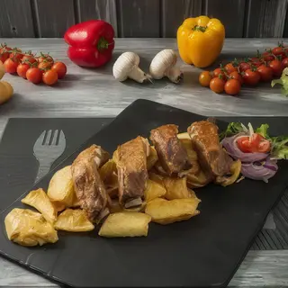 Costine di maiale con patatine fritte