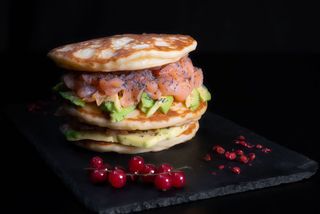 Pancake con salmone e avocado