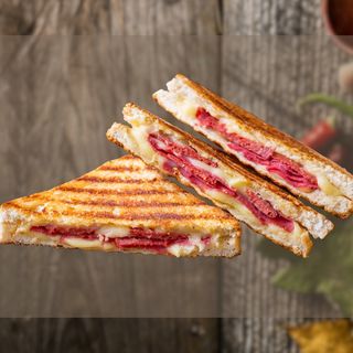 Toast con Sucuk e Formaggio