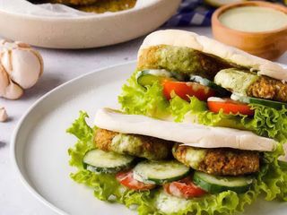 Panino con falafel, pomodoro, cetrioli e insalata