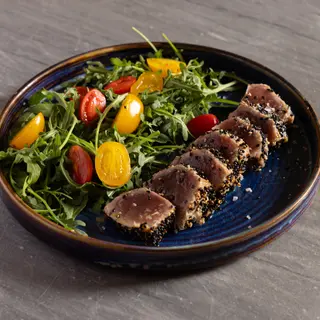 Tagliata di tonno rosso in crosta di sesamo