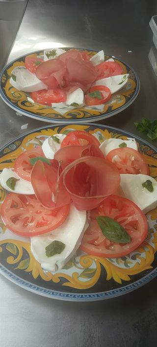 Caprese con mozzarella di bufala e crudo
