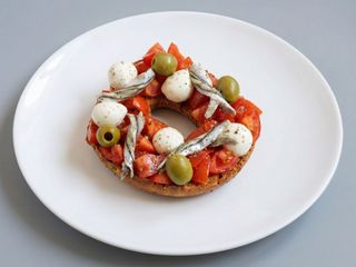 Friselle con pendolini, bufala e acciughe