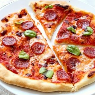 PIZZA CON SALAME PICCANTE