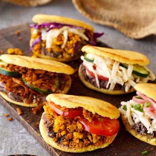 AREPA CON CARNE MOLIDA E FORMAGGIO