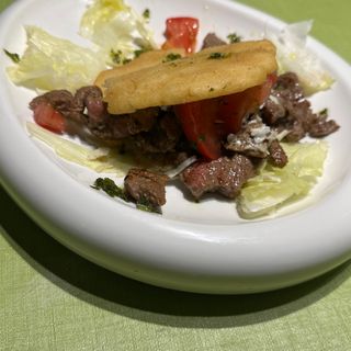 AREPA DI MANZO E SALSA CRIOLLA