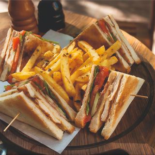 Toast menu con patate fritte e bevanda