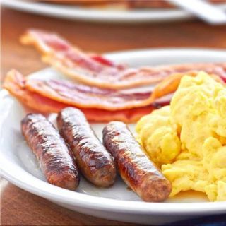 Uova Strapazzate con Bacon e 2 Salsicce di Pollo alla Griglia