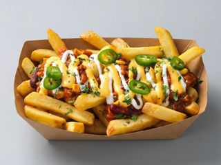 Patate fritte con chili con carne mexicana