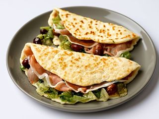 Salsiccia, pecorino a freddo, mozzarella e friarielli