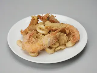 Frittura di calamari e gamberi sale e pepe
