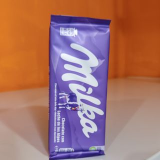 Milka chocolate con leche de los alpes 90gm