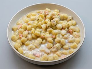 Gnocchi al salmone e funghi