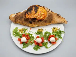 Calzone ripieno con ricotta e salame
