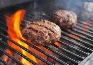 Hamburger di scottona 2 pezzi più contorno e pane