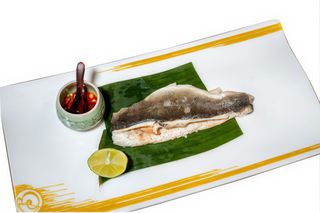Pla hor baithong(Branzino in foglia di banana)