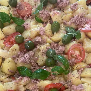 Insalata di patate con tonno e pomodorini
