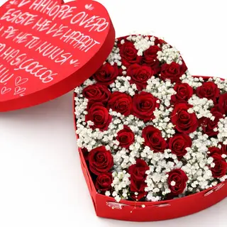 Cuore di rose rosse e fiorellini bianchi