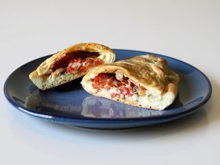Mozzarella con gorgonzola e speck - calzone