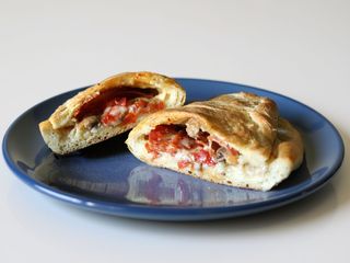 Wurstel con ketchup e maionese e patatine fritte - calzone