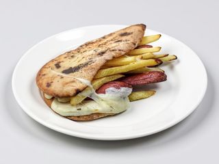 SALTIMBOCCA WURSTEL PATATINE SCAMORZA AFFUMICATA E SALSA A SCELTA