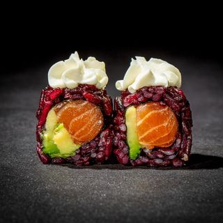 111. Black sake roll 4 pezzi