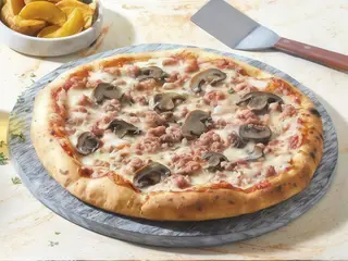 Pizza funghi e salsiccia
