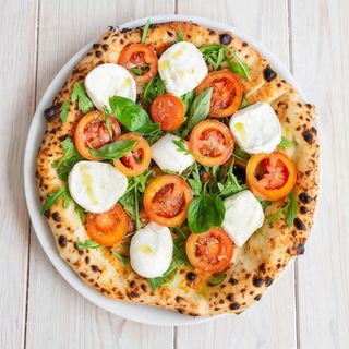 Focaccia caprese con ingredienti a crudo