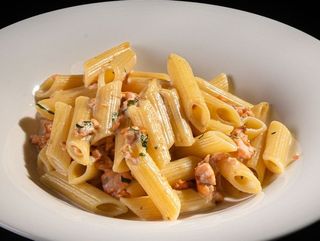 172 Pennette rosate con salmone, panna e prezzemolo
