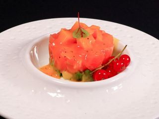 52 Tartare salmone con salsa mango